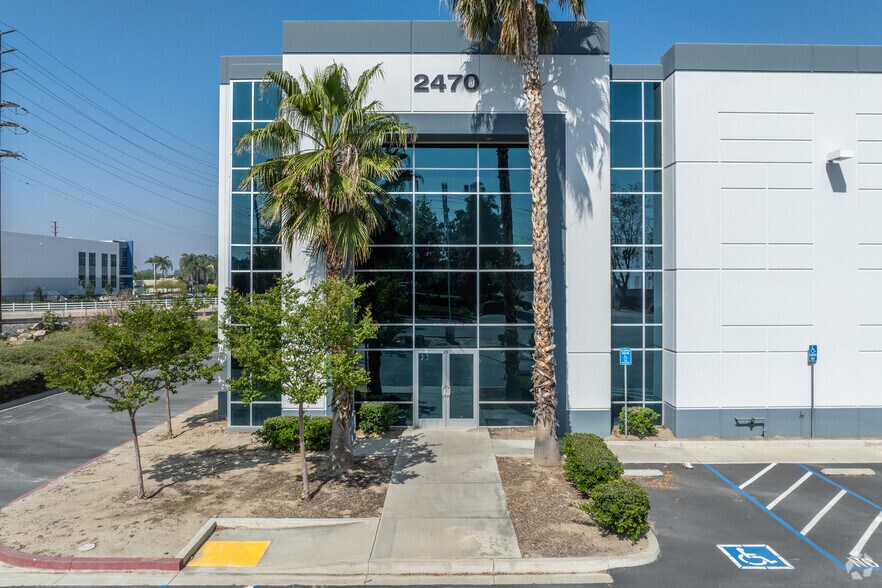 2470 W Lugonia Ave, Redlands, CA à louer - Photo du bâtiment - Image 3 de 8