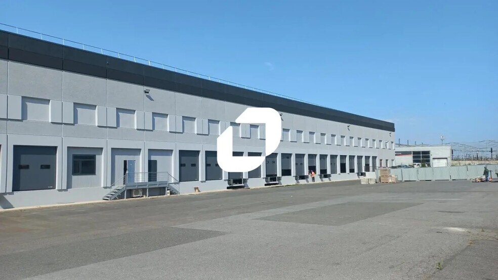Industrial in Lisses for lease - Building Photo - Image 1 of 9