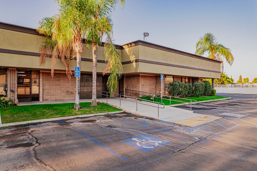 5558 California Ave, Bakersfield, CA for lease - Building Photo - Image 3 of 11