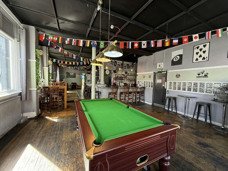 305 High Rd, Londres à vendre - Photo du bâtiment - Image 3 de 15