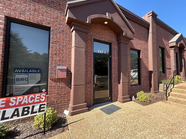 250 N Parkway, Jackson, TN for lease - Building Photo - Image 2 of 10
