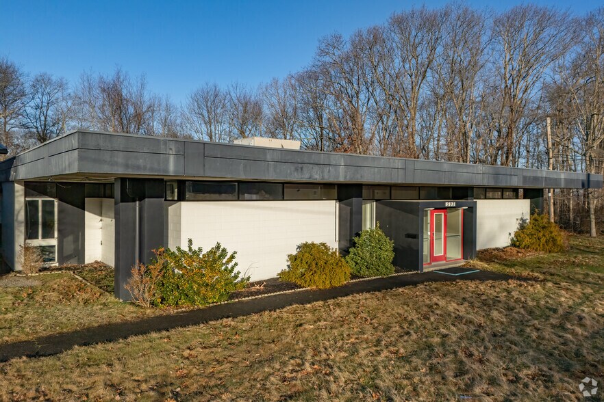 593 Airport Rd, Fall River, MA à vendre - Photo du bâtiment - Image 3 de 7