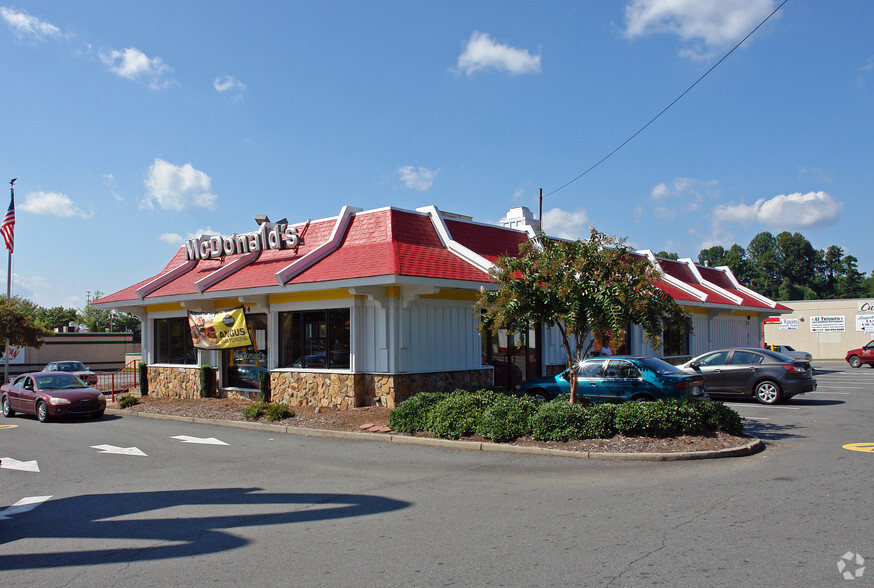 7844 North Point Blvd, Winston-Salem, NC for sale - Primary Photo - Image 1 of 1