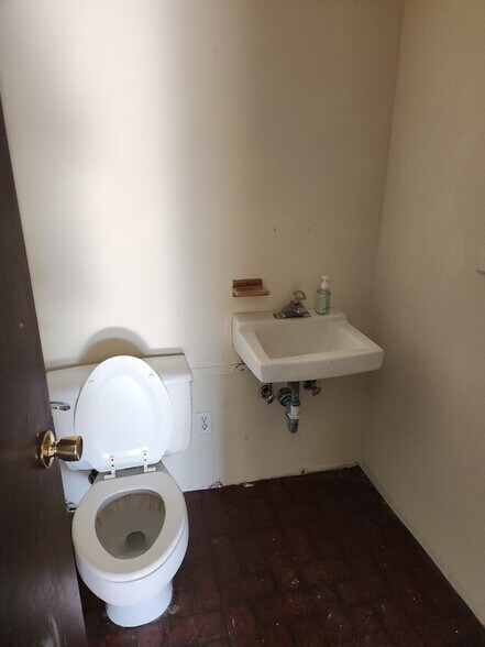 249 Chambers Bridge Rd, Brick, NJ à louer - Photo du bâtiment - Image 2 de 4