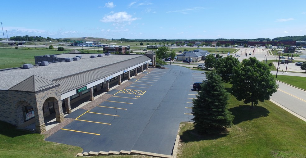 540 Village Walk Ln, Johnson Creek, WI for lease - Building Photo - Image 2 of 6