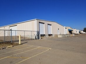502-602 N Redbud Ave, Broken Arrow, OK for lease Building Photo- Image 2 of 9