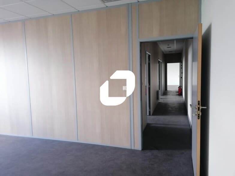 Flex in Corbas for lease - Interior Photo - Image 3 of 10
