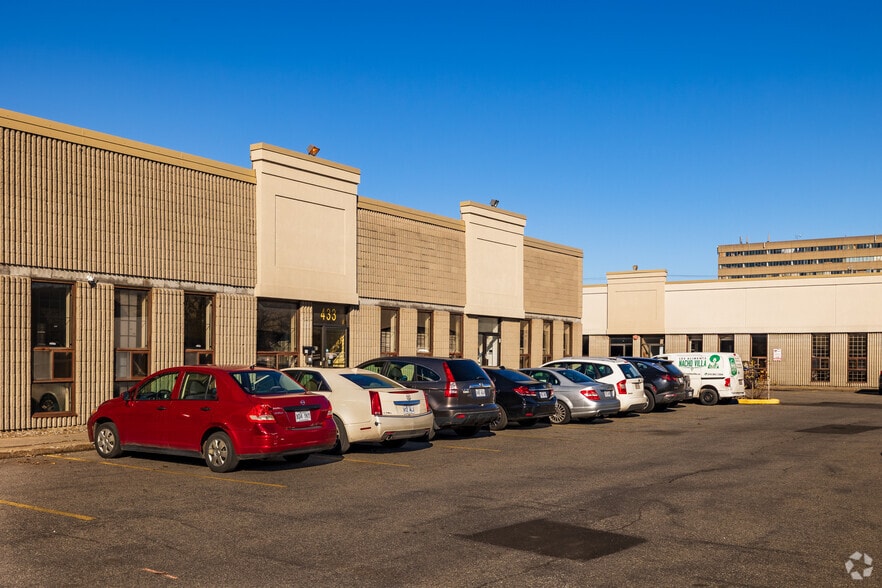 373-451 Boul Lebeau, Montréal, QC à louer - Photo du bâtiment - Image 3 de 6