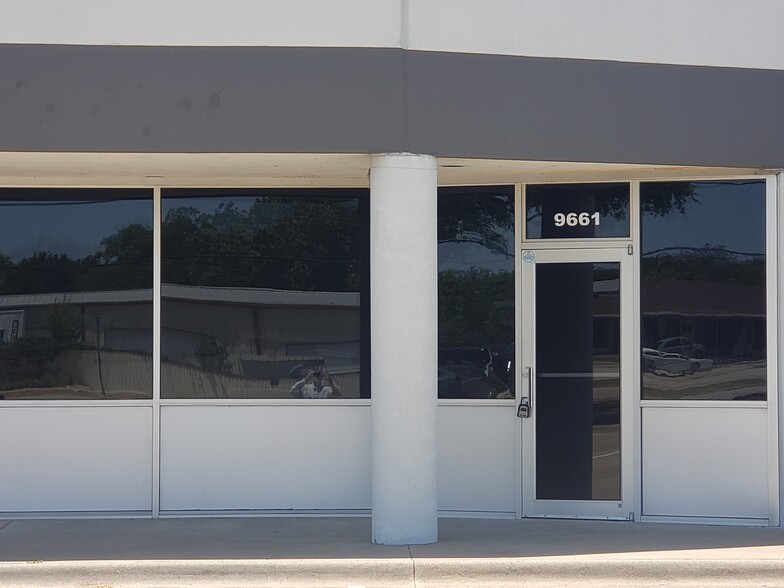 9657 Camp Bowie West Blvd, Fort Worth, TX for lease - Building Photo - Image 2 of 7