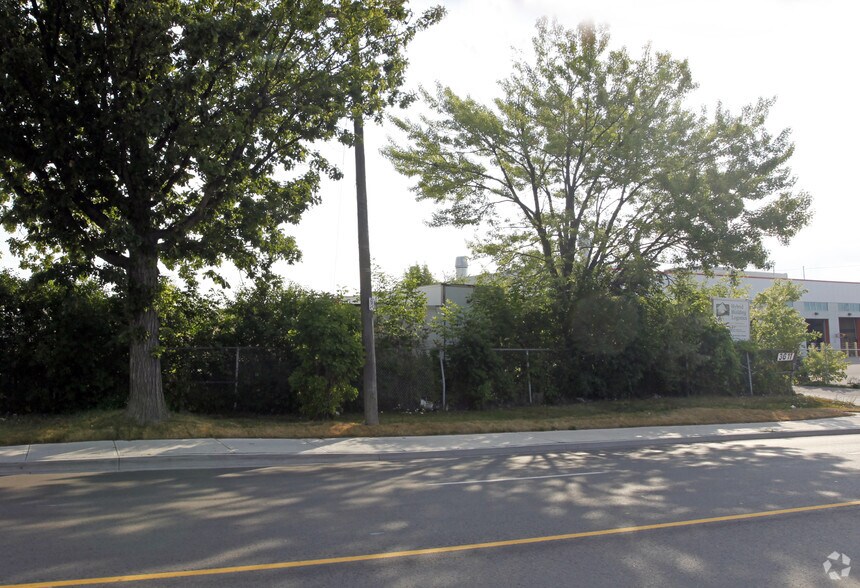 3611 Erindale Station Rd, Mississauga, ON à vendre - Photo du bâtiment - Image 2 de 2