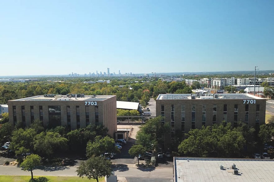 7701 N Lamar Blvd, Austin, TX à louer - Photo du bâtiment - Image 2 de 11