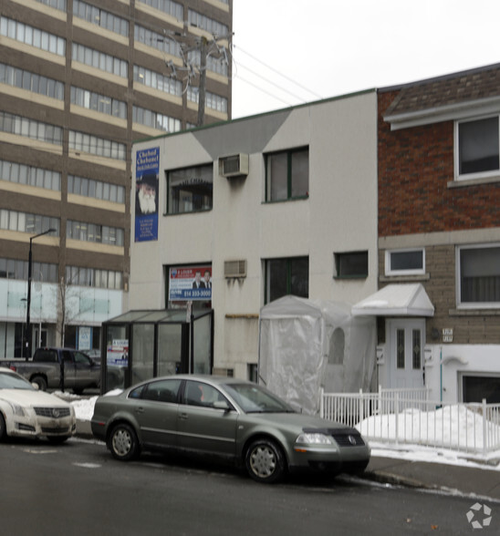 270 Rue Chabanel O, Montréal, QC à louer - Photo du bâtiment - Image 2 de 2