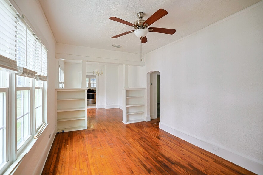 1525 Larue Ave, Jacksonville, FL for sale - Interior Photo - Image 2 of 19