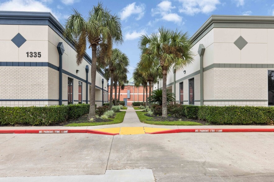 1335 Space Park Dr, Houston, TX for lease - Building Photo - Image 2 of 15