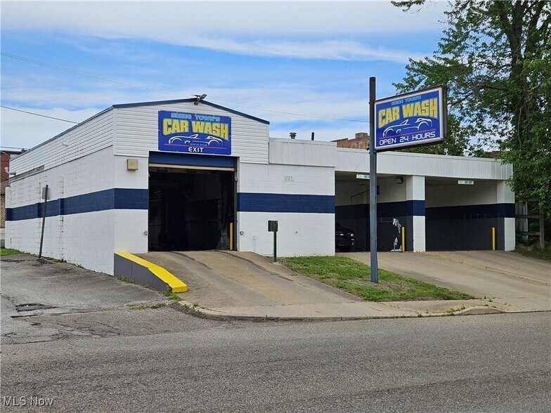 Established Car Wash Portfolio portefeuille de 3 propriétés à vendre sur LoopNet.ca - Photo du bâtiment - Image 1 de 16