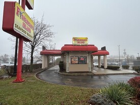 Freestanding Restaurant With Drive-Thru - Restaurant avec service au volant