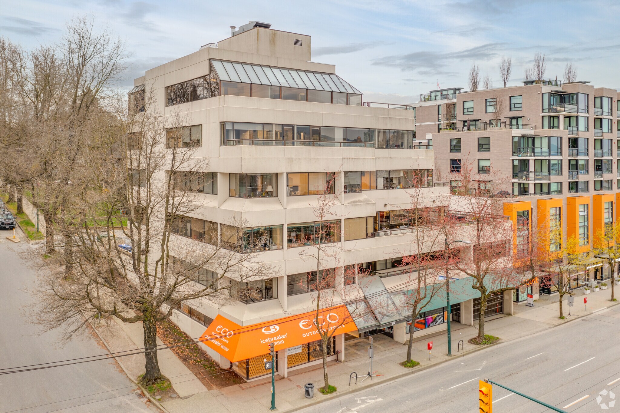 210 W Broadway, Vancouver, BC à louer Photo du bâtiment- Image 1 de 16