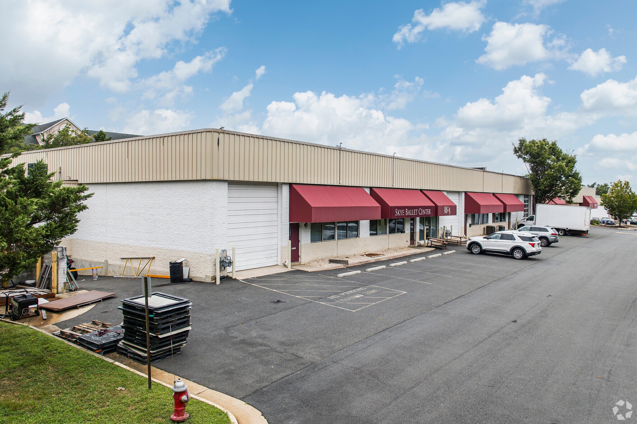 259-271 Sunset Park Dr, Herndon, VA for sale Primary Photo- Image 1 of 8