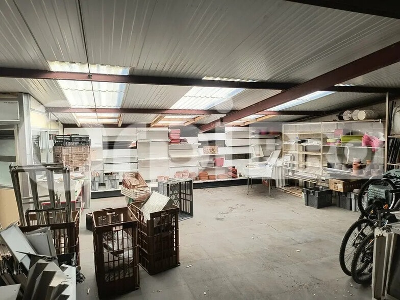 Flex in Reims for lease - Interior Photo - Image 2 of 6