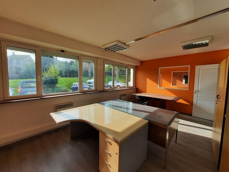 Office in Rouen for lease - Interior Photo - Image 2 of 10