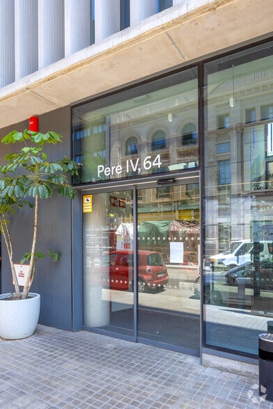 Office in Barcelona, Barcelona for lease - Building Photo - Image 2 of 3
