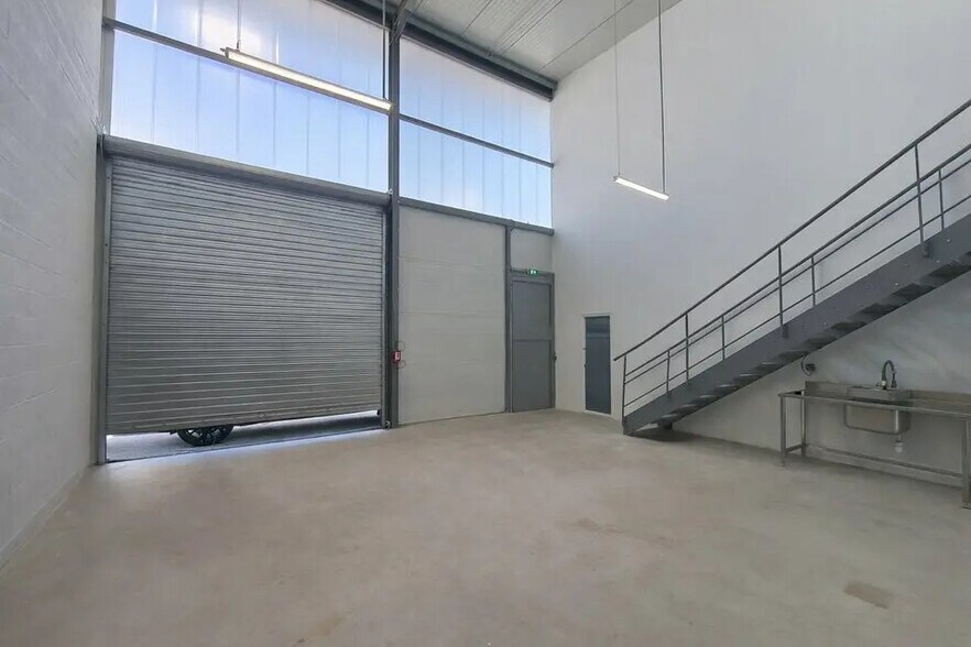 Flex in Anglet for lease - Interior Photo - Image 2 of 6