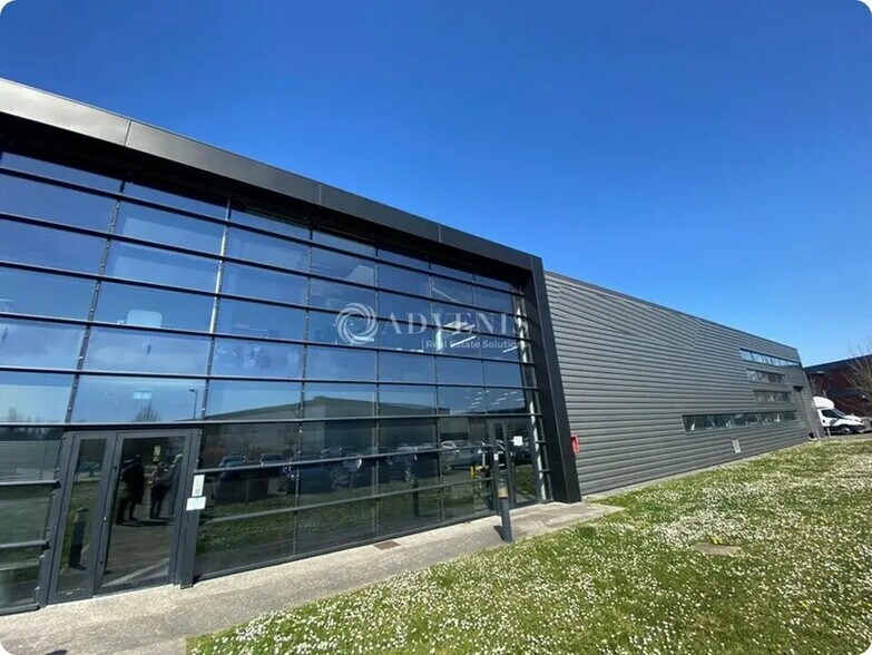 Flex dans Élancourt à louer - Photo du bâtiment - Image 2 de 4