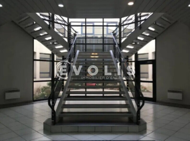 Office in Guyancourt for lease - Interior Photo - Image 3 of 5