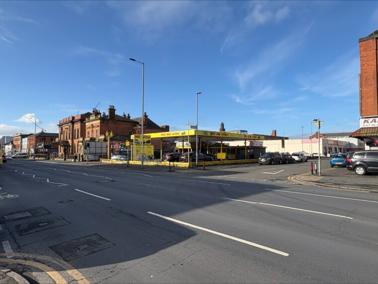 111 Cheetham Hill Rd, Manchester à vendre - Photo du bâtiment - Image 3 de 3