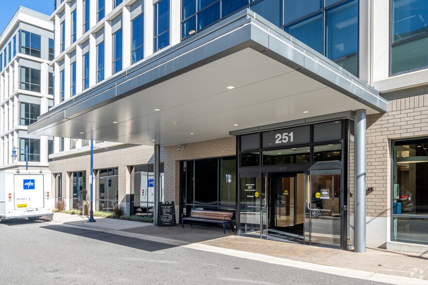 251 National Harbor Blvd, Oxon Hill, MD for lease - Building Photo - Image 3 of 6