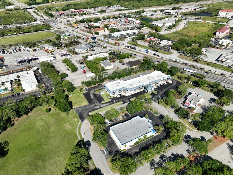 2820 Reynolds Dr, Fort Pierce, FL à vendre - Photo du bâtiment - Image 2 de 17