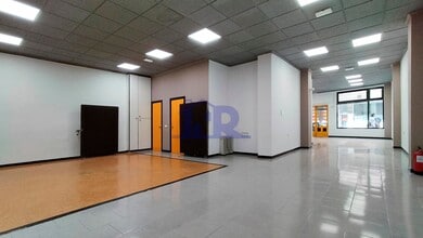 Retail in Cuenca, Cuenca for lease Interior Photo- Image 2 of 8