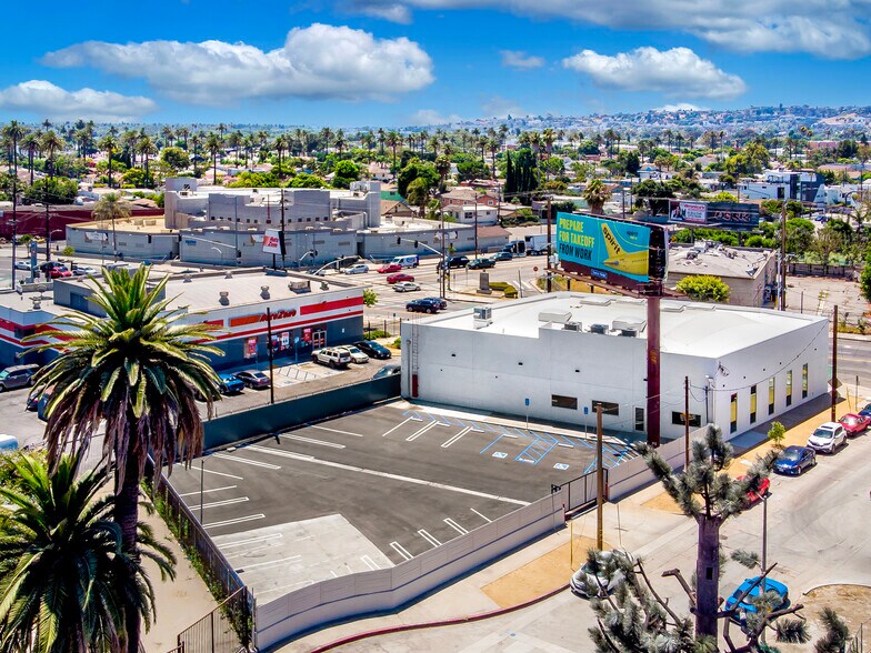 5075 W Adams Blvd, Los Angeles, CA à louer - Photo du bâtiment - Image 3 de 10