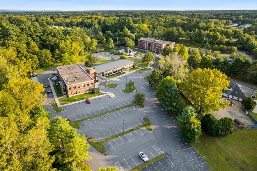 6 Care Ln, Saratoga Springs, NY à louer - Photo du bâtiment - Image 3 de 9