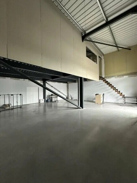 Flex in Nîmes for lease - Building Photo - Image 3 of 11