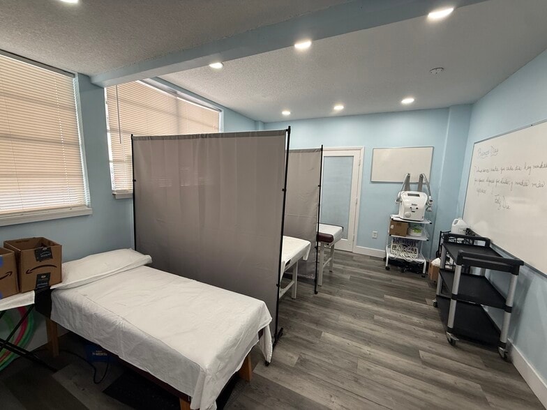 Little Havana Office/Resi Portfolio portfolio of 2 properties for sale on LoopNet.ca - Building Photo - Image 3 of 15