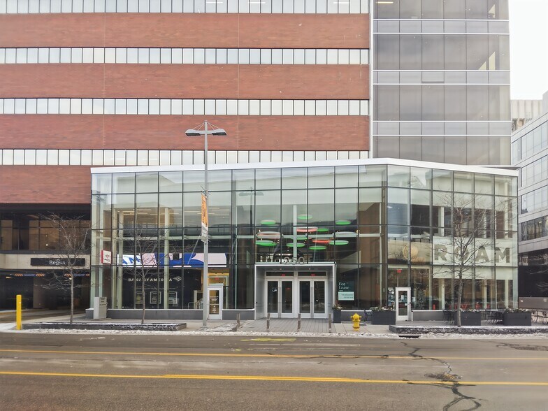250 Monroe Ave NW, Grand Rapids, MI à louer - Photo du bâtiment - Image 2 de 14