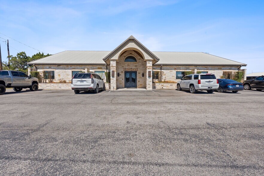 20808 State Highway 71 W, Spicewood, TX à louer - Photo du bâtiment - Image 1 de 7