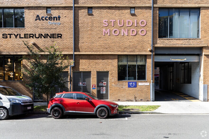 723-725 Elizabeth St, Waterloo à louer - Photo du bâtiment - Image 3 de 6