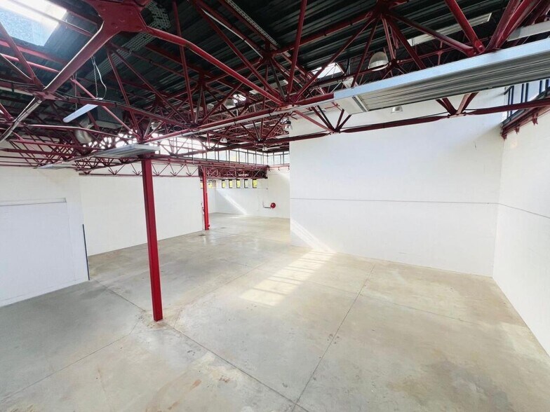 Flex in Montigny-le-Bretonneux for lease - Interior Photo - Image 2 of 20