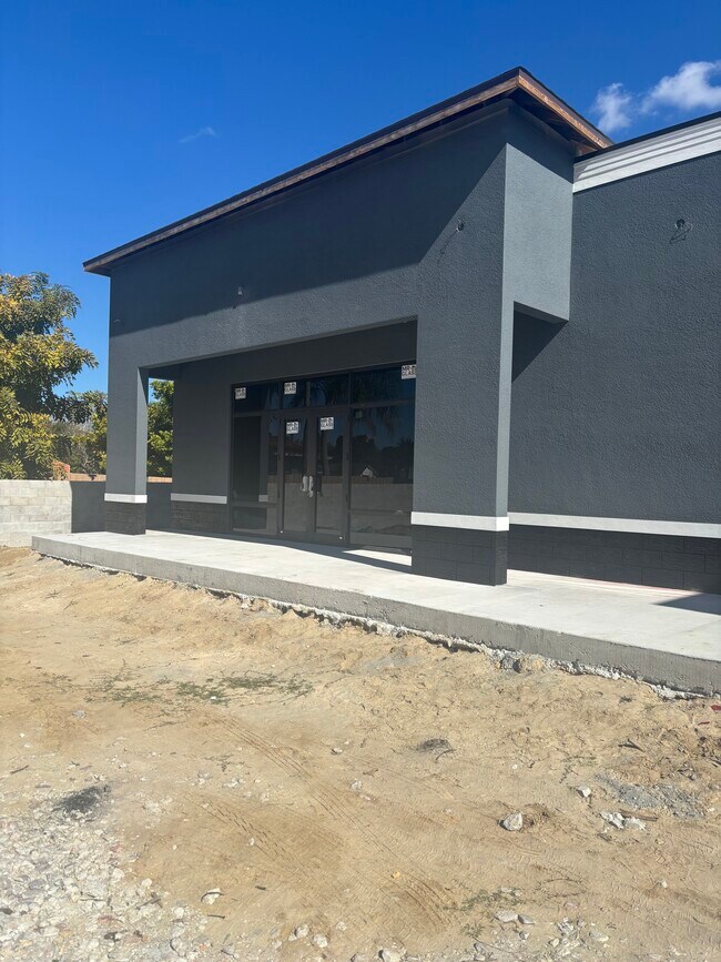 Plus de détails pour 102 Lee Blvd, Lehigh Acres, FL - Bureau à vendre