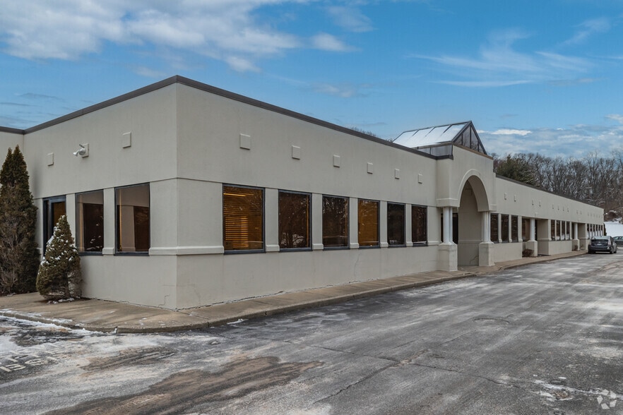 201 Moreland Rd, Hauppauge, NY for sale - Primary Photo - Image 2 of 8