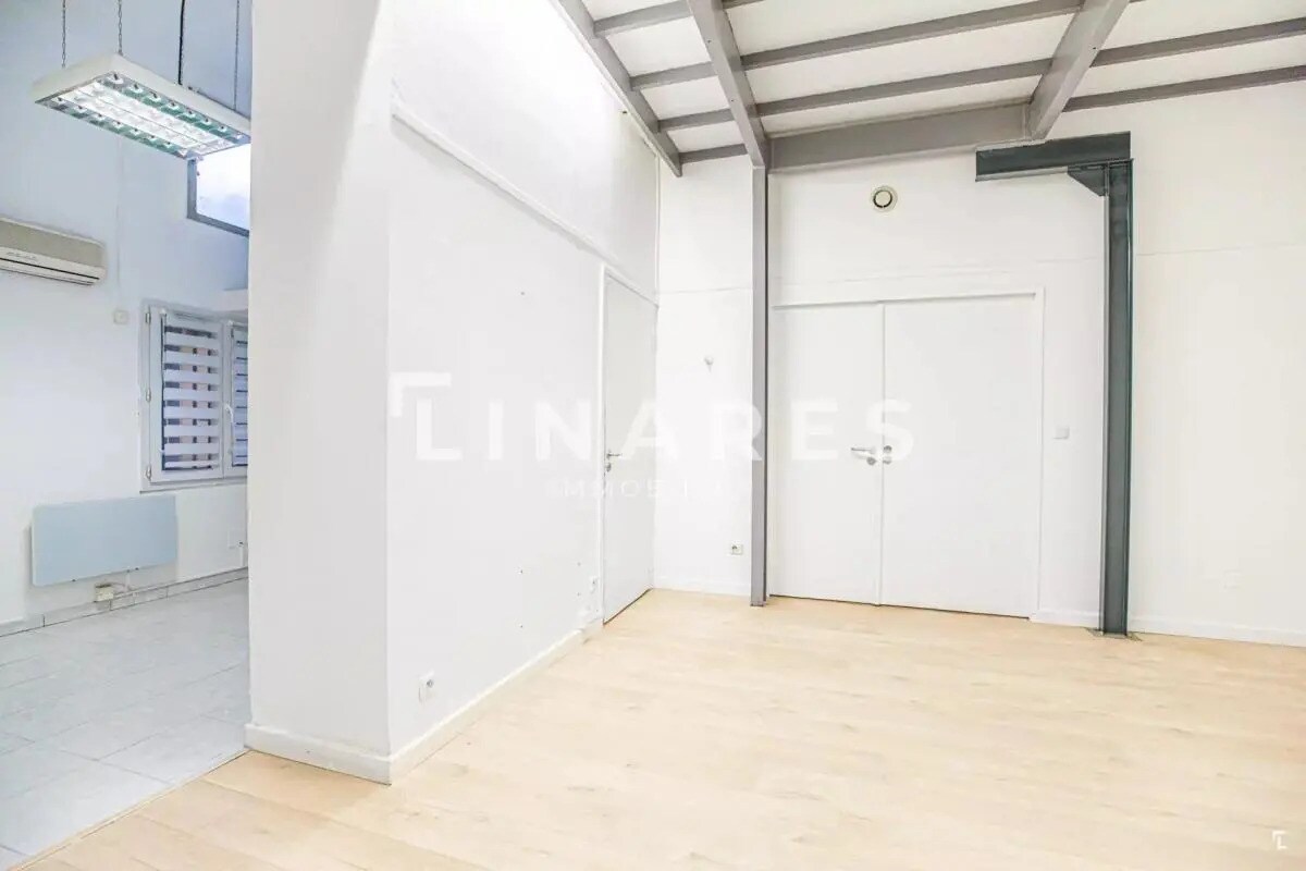 Retail in VAUFRÈGE for lease Interior Photo- Image 1 of 12