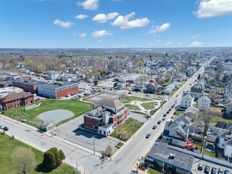 1151 Robeson St, Fall River, MA à vendre - Photo du bâtiment - Image 2 de 18