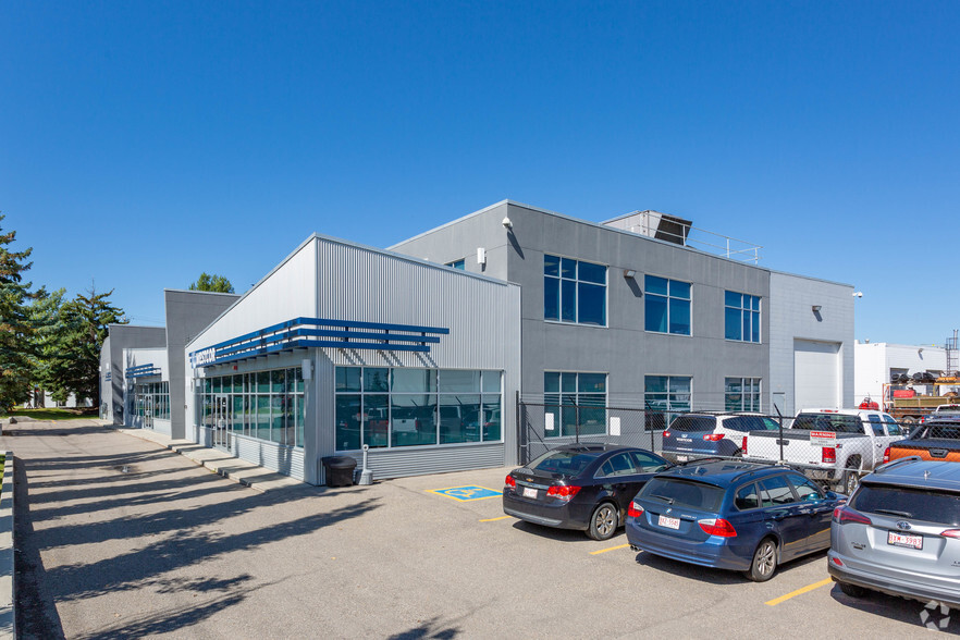 2400-2420 39 Ave NE, Calgary, AB à louer - Photo du bâtiment - Image 2 de 6