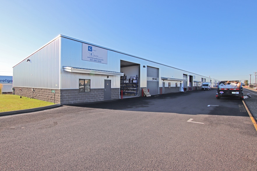 688 SW Veterans Way, Redmond, OR for lease - Primary Photo - Image 2 of 9