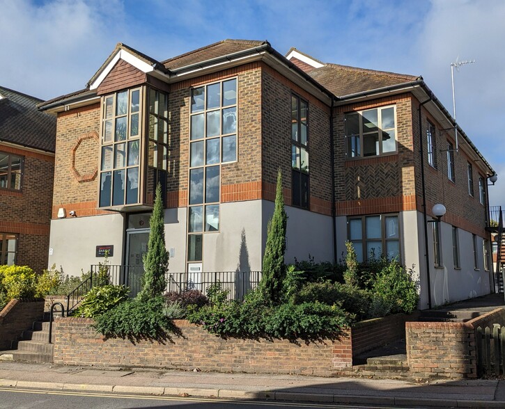 19-21 The Crescent, Leatherhead à louer - Photo principale - Image 1 de 1