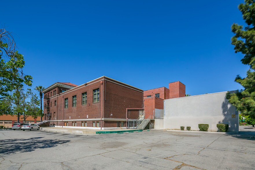 350 N Garey Ave, Pomona, CA à louer - Photo du bâtiment - Image 3 de 43