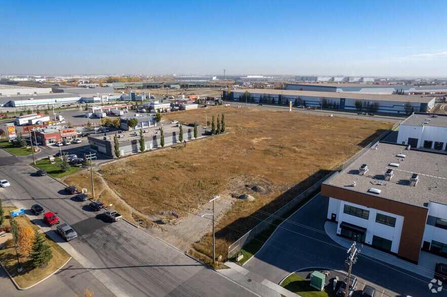 10906 50th St SE, Calgary, AB à vendre - Photo du bâtiment - Image 1 de 1