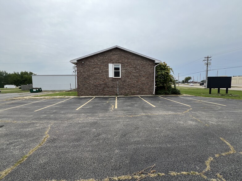 3130 N Woodford St, Decatur, IL for lease - Building Photo - Image 2 of 30